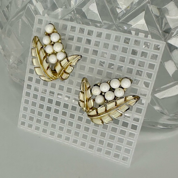 Coro Jewelry - 1” CORO Vintage Enamel & Beaded Golden Wheat/Corn/Grapes Signed Clip Earrings